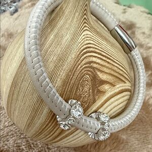 Brighton Woodstock, single leather bracelet & 2 spacer charms